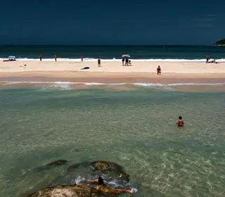 cor da água em praias