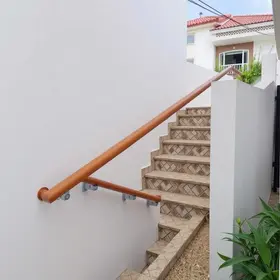 corrimão na escadaria do bairro Estrelinha